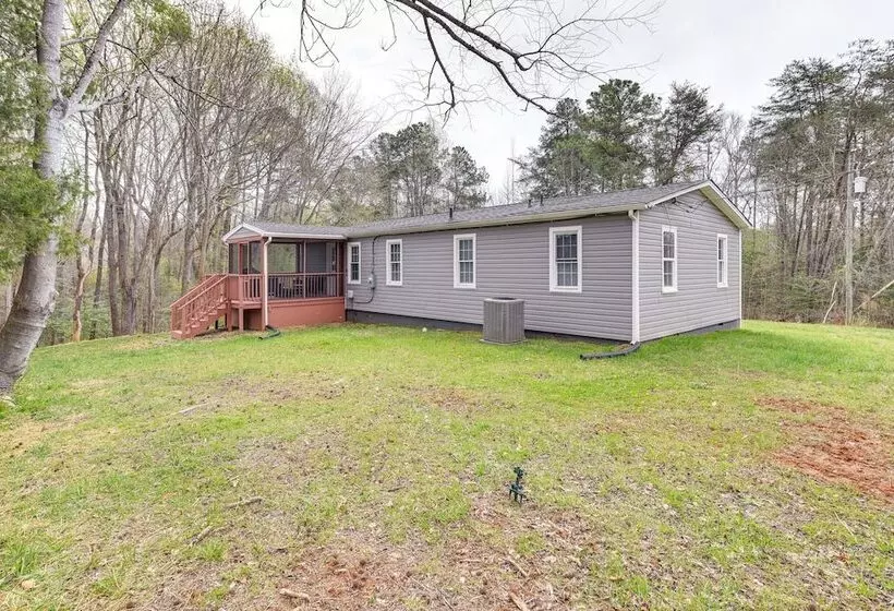 Toano Home W/ Screened Porch: Steps To Lake!