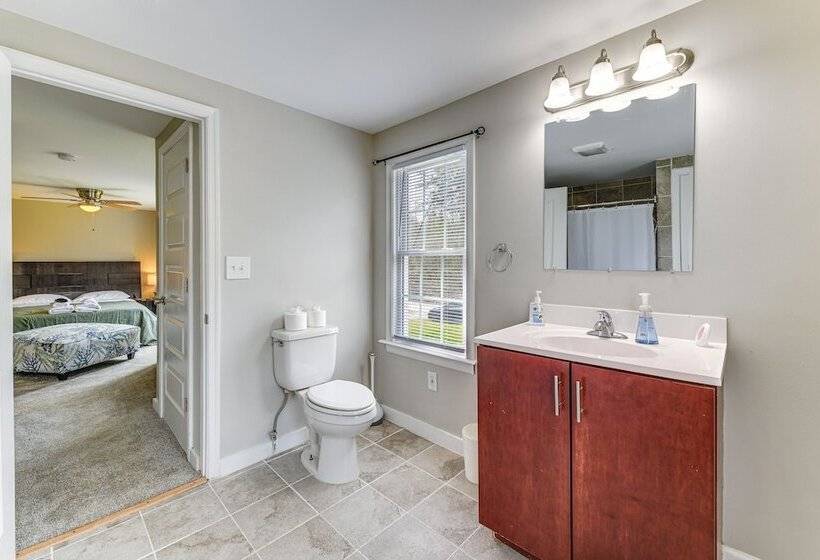 Toano Home W/ Screened Porch: Steps To Lake!