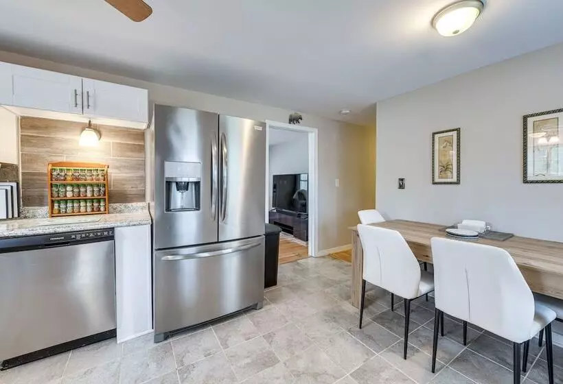 Toano Home W/ Screened Porch: Steps To Lake!