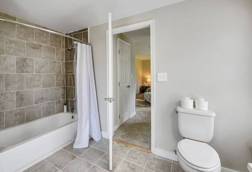 Toano Home W/ Screened Porch: Steps To Lake!