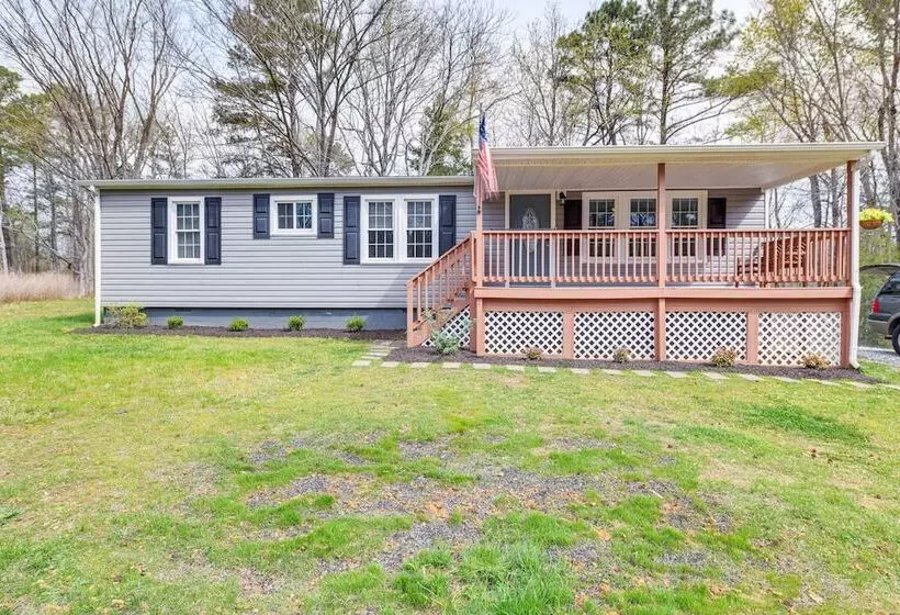 Toano Home W/ Screened Porch: Steps To Lake!