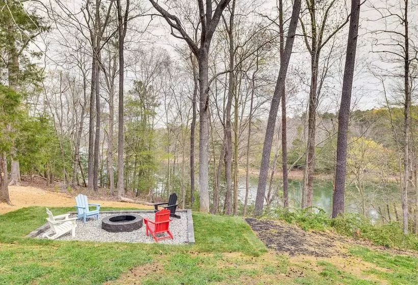 Toano Home W/ Screened Porch: Steps To Lake!