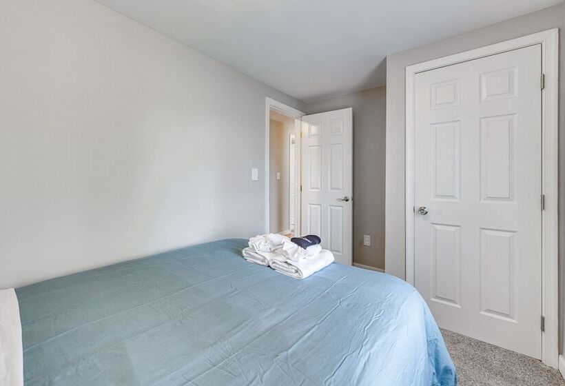 Toano Home W/ Screened Porch: Steps To Lake!