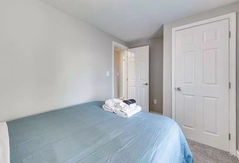 Toano Home W/ Screened Porch: Steps To Lake!