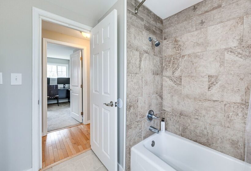 Toano Home W/ Screened Porch: Steps To Lake!