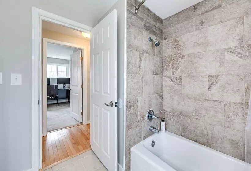 Toano Home W/ Screened Porch: Steps To Lake!