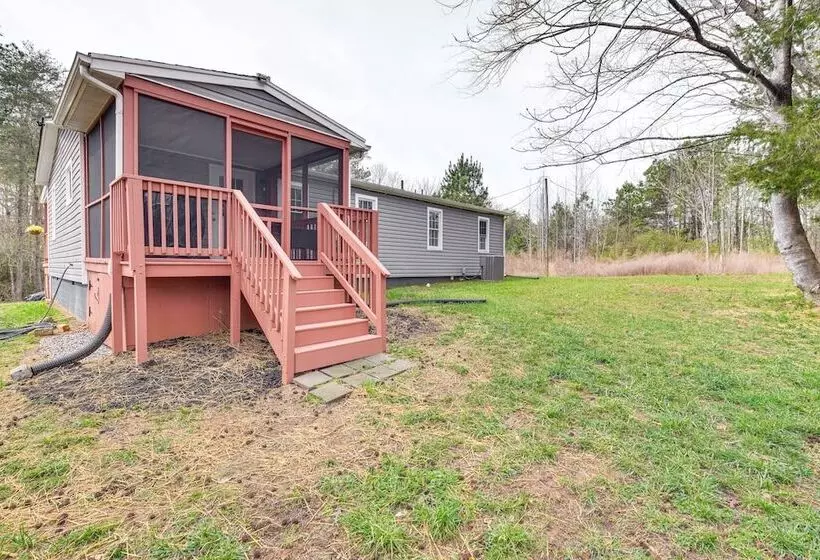 Toano Home W/ Screened Porch: Steps To Lake!
