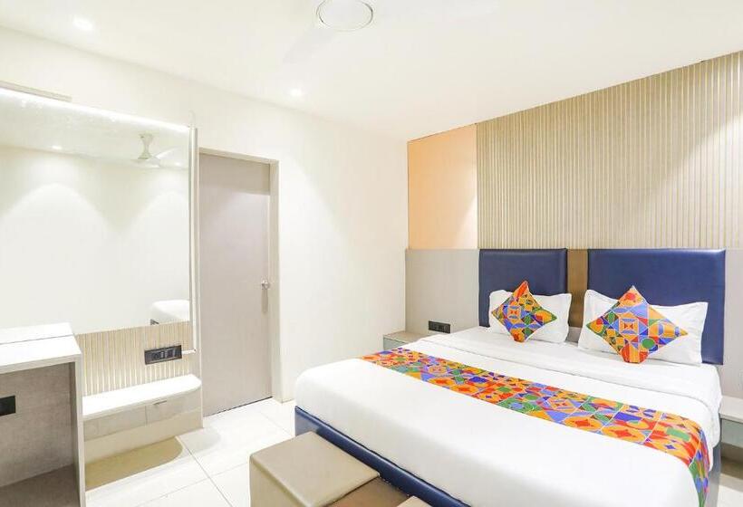 בית מלון כפרי Shirdi Park Inn