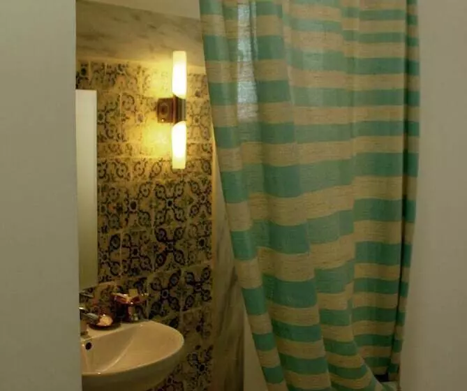 تختخواب و صبحانه La Chambre Verte