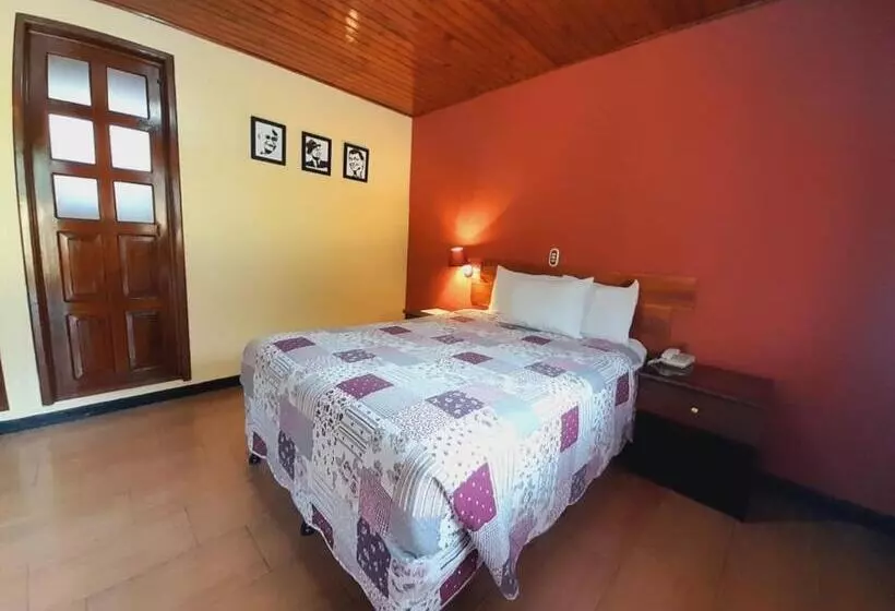 هتل Y Restaurante Villa Esmeralda