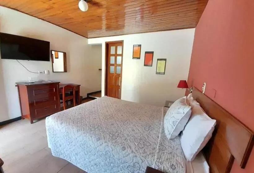 هتل Y Restaurante Villa Esmeralda