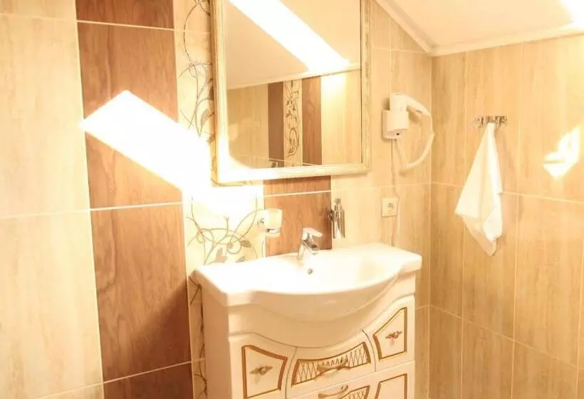 هتل Oasis Karpat