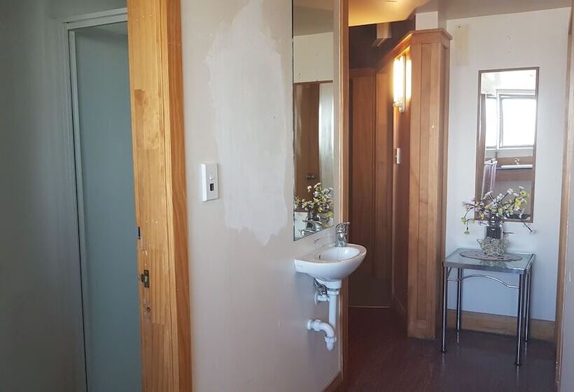 Общежитие Wild Zebra Backpackers