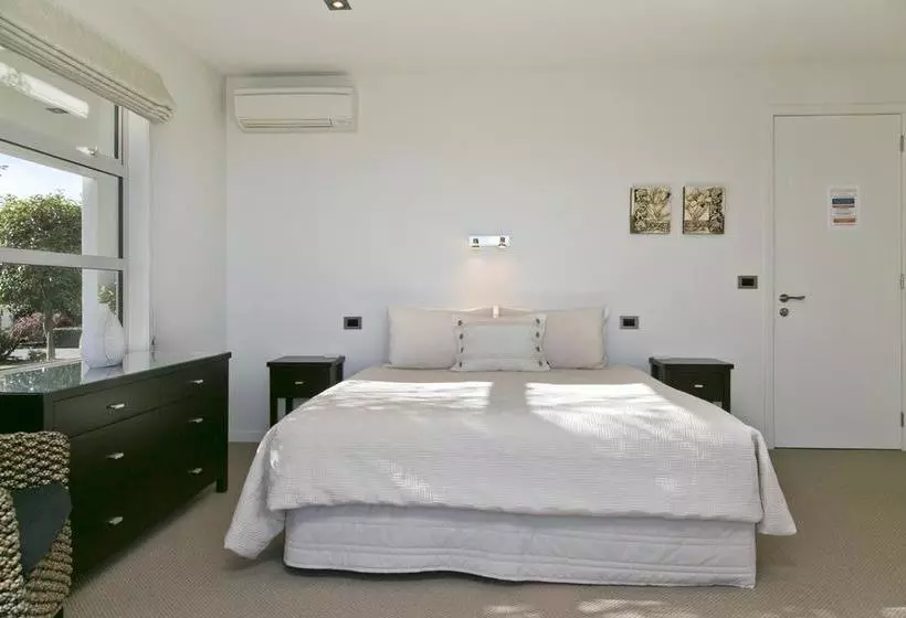 B&b @ Number Ten