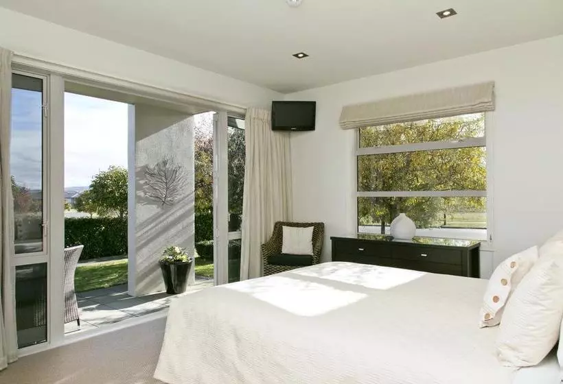 B&b @ Number Ten