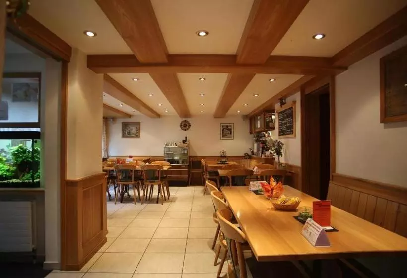 Retkeilymaja Gasthaus Pension Zum Turm