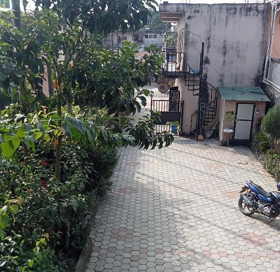 호텔 Holidays Inn   A Family Running Guest House