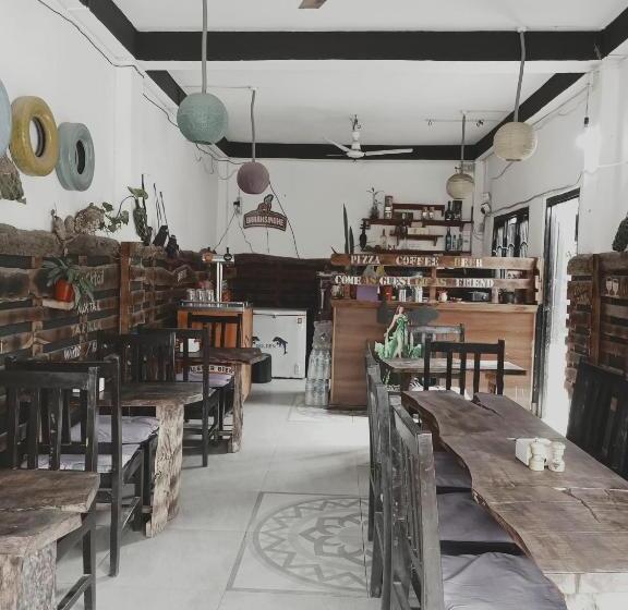 호텔 Holidays Inn   A Family Running Guest House