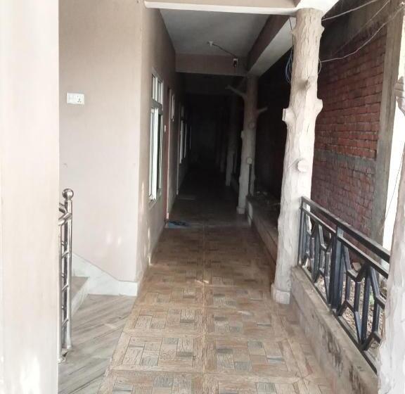 호텔 Holidays Inn   A Family Running Guest House