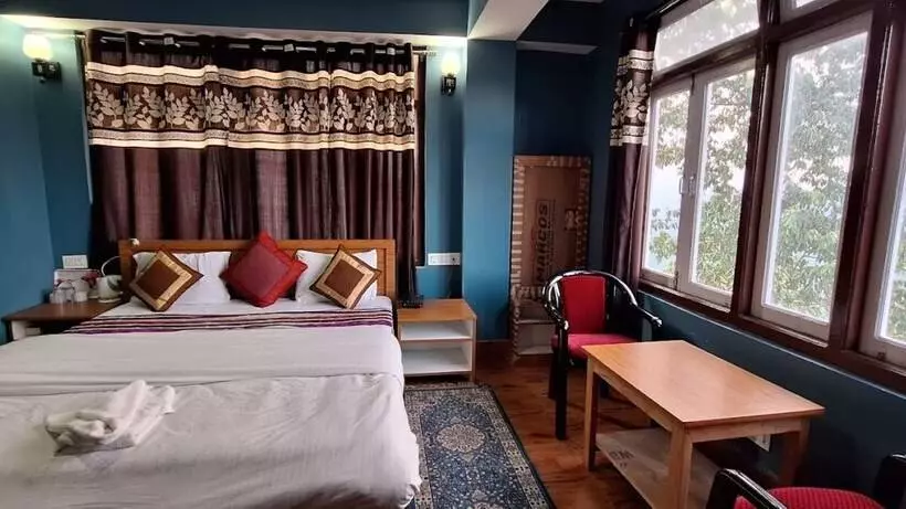 ホテル The 4 Season Sikkim Pelling