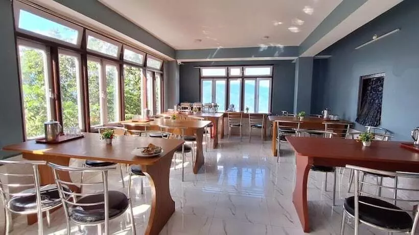 ホテル The 4 Season Sikkim Pelling