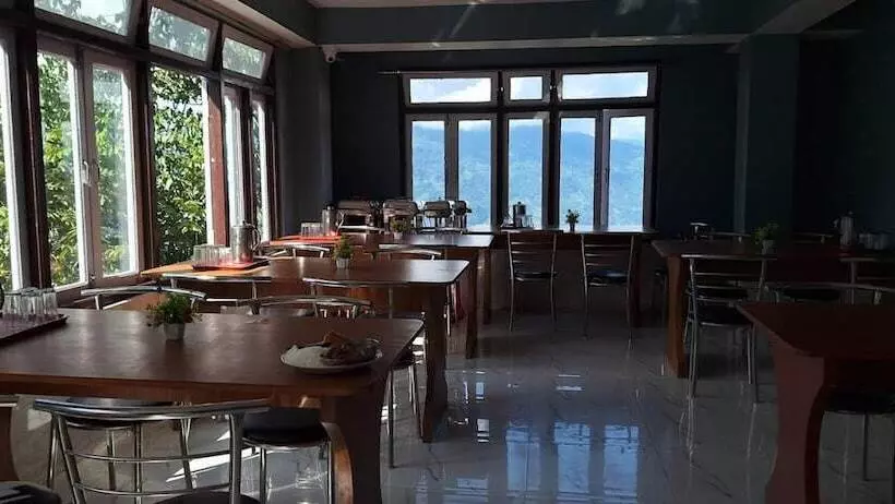 ホテル The 4 Season Sikkim Pelling