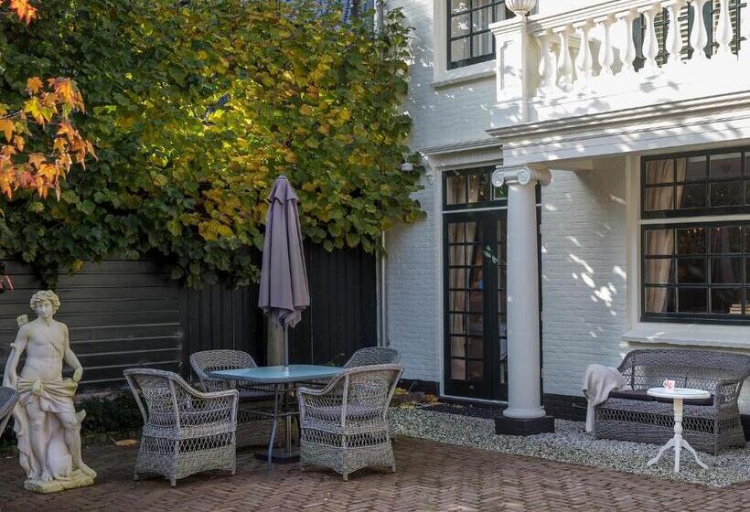 B & B Hotel The Baron Crown