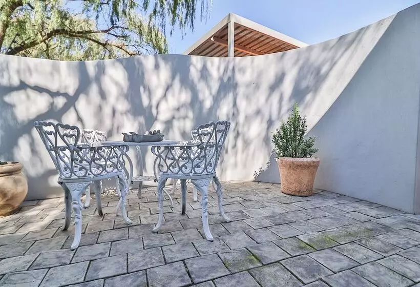 Majatalo Cascade Villa Guesthouse