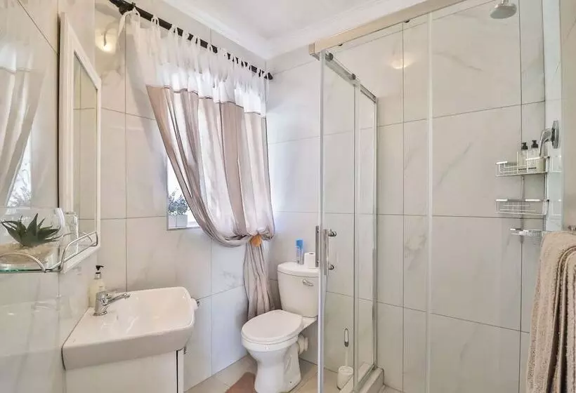 Majatalo Cascade Villa Guesthouse