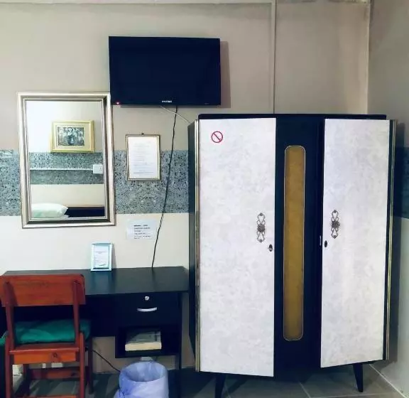 پانسیون Feathers Inn Guest House