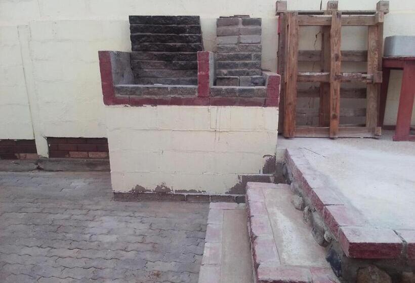 پانسیون Feathers Inn Guest House