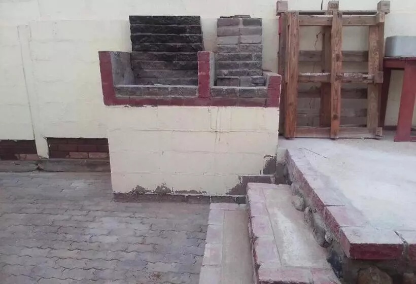 پانسیون Feathers Inn Guest House