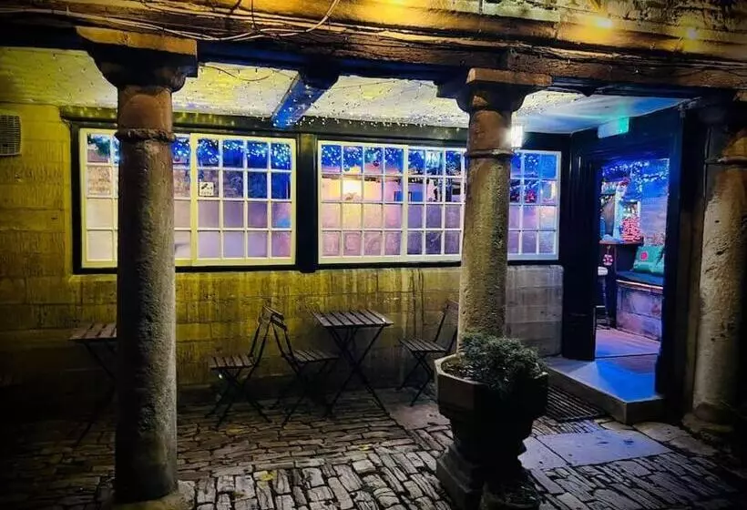 Aamiaismajoitus (B&B) Bear Inn   Bisley
