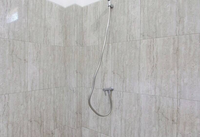 Hotel Oyo 93885 D Harjo Guesthouse