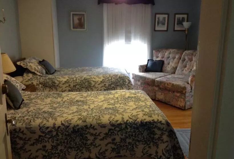 Maple Tourist Home Bed & Breakfast