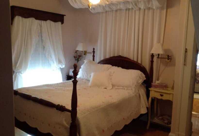Maple Tourist Home Bed & Breakfast