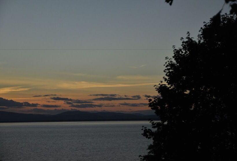 Aamiaismajoitus (B&B) Gite Chute Couette Cafe