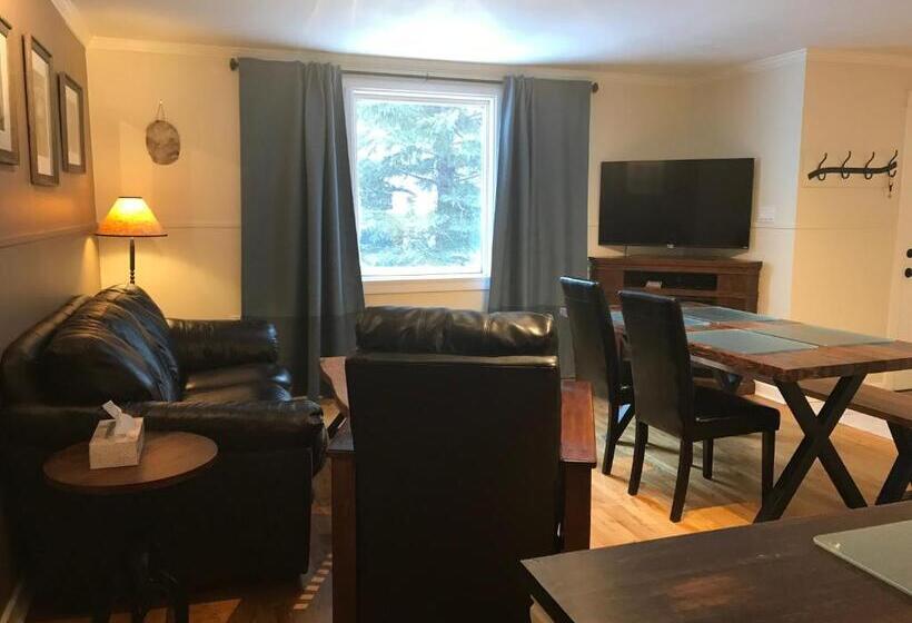 汽车旅馆 Canadian Rockies Inn Adults Only