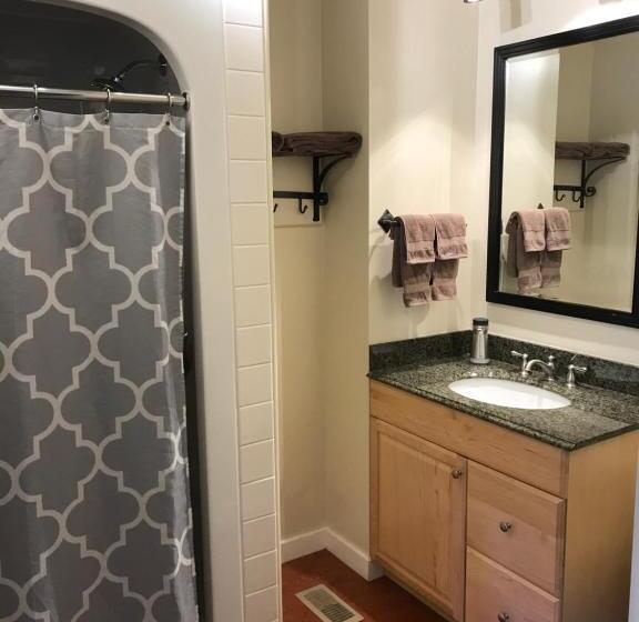 汽车旅馆 Canadian Rockies Inn Adults Only