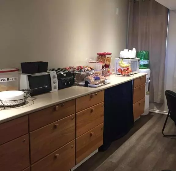 モーテル Red Deer Inn & Suites