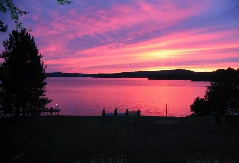 リゾートホテル Birch Cliff Lodge On Baptiste Lake