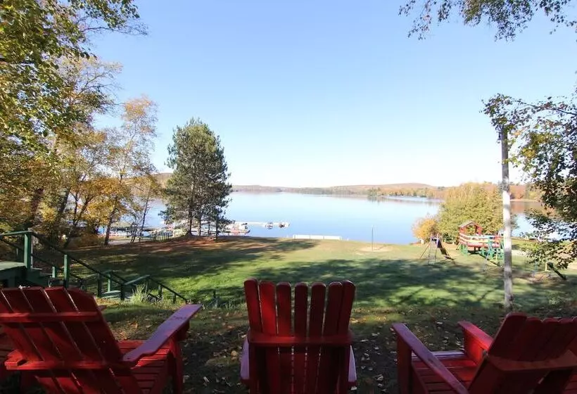 リゾートホテル Birch Cliff Lodge On Baptiste Lake