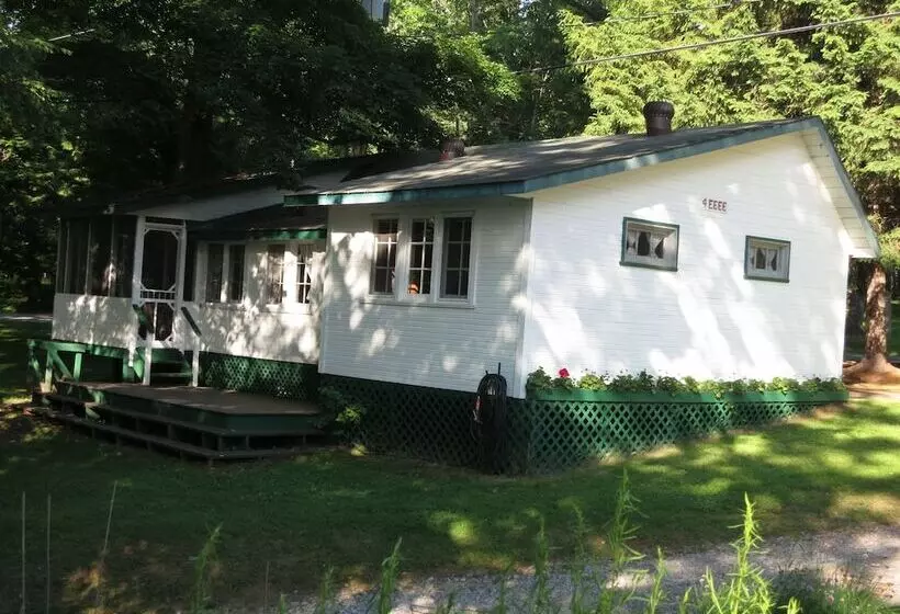 リゾートホテル Birch Cliff Lodge On Baptiste Lake