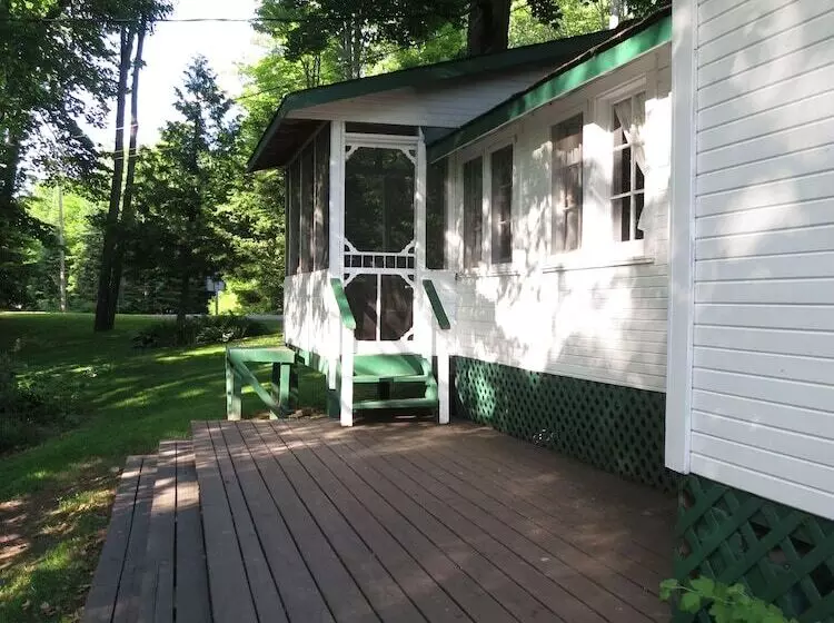 リゾートホテル Birch Cliff Lodge On Baptiste Lake