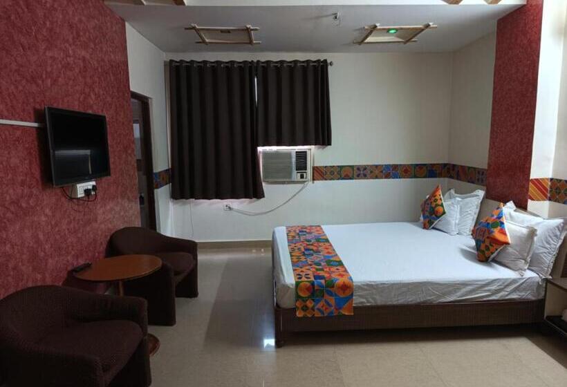 בית מלון כפרי Omni Plaza