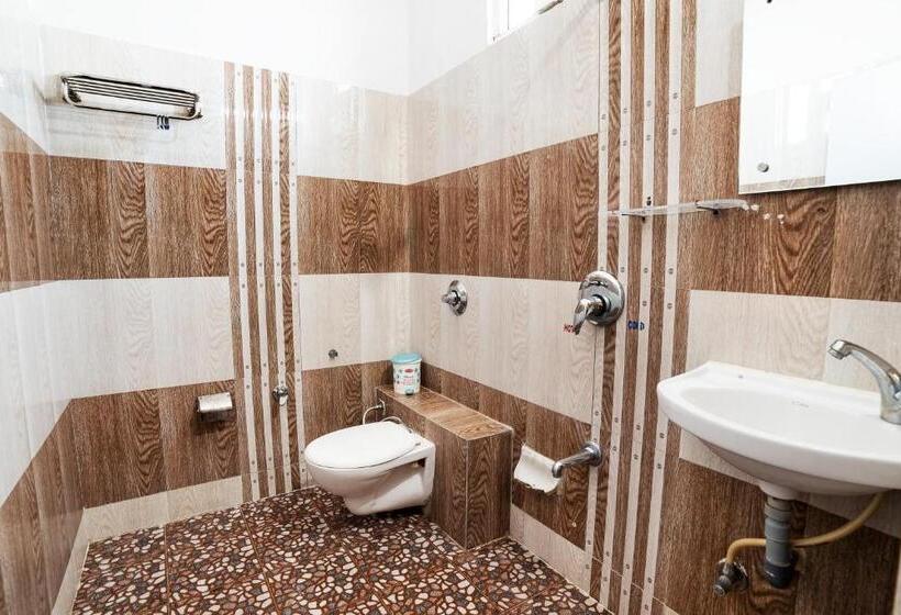 בית מלון כפרי Omni Plaza