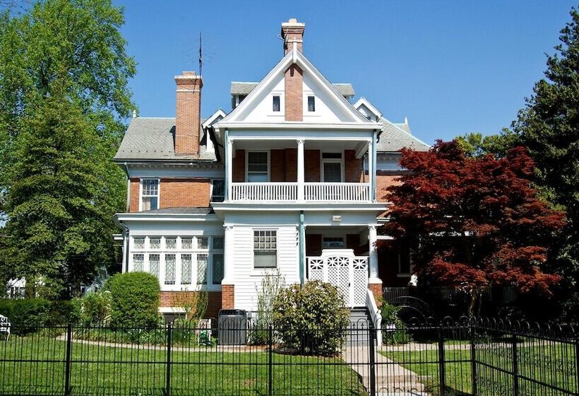 مبيت وإفطار The Albanus Phillips Inn