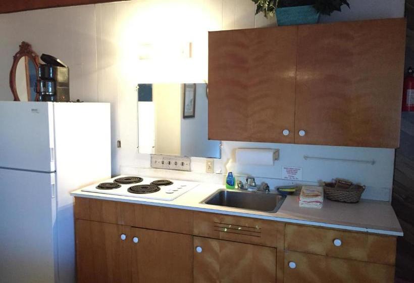 Chris By The Sea Motel