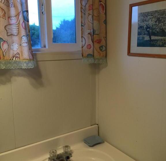 Chris By The Sea Motel