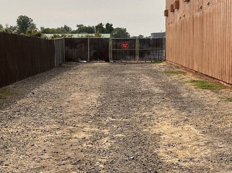 فندق على الطريق Budget Inn